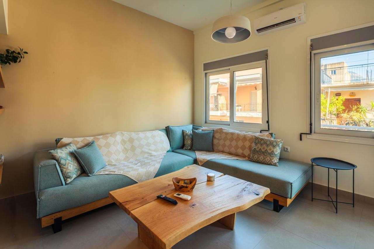 Апартаменты Upscale Modern Escape In The Historic Center Каламата Экстерьер фото
