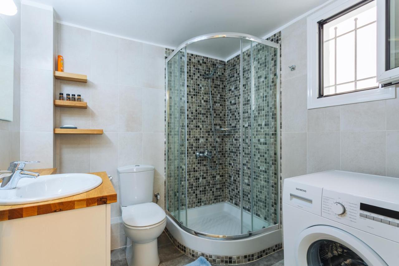 Апартаменты Upscale Modern Escape In The Historic Center Каламата Экстерьер фото