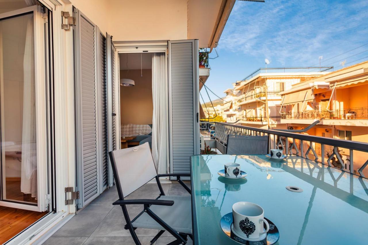 Апартаменты Upscale Modern Escape In The Historic Center Каламата Экстерьер фото