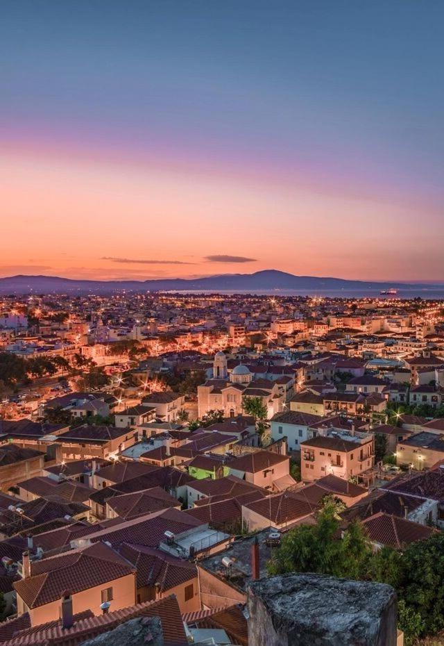 Апартаменты Upscale Modern Escape In The Historic Center Каламата Экстерьер фото